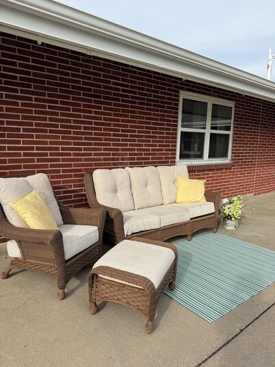 Cozy 1-bedroom suite in quaint Hartley with fireplace, coffee bar, outdoor area.