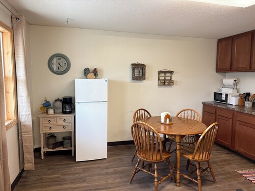 Cozy 1-bedroom suite in quaint Hartley with fireplace, coffee bar, outdoor area.