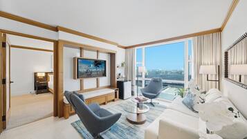 Smart TV, videogiochi, lettore DVD, tavolo da calcetto