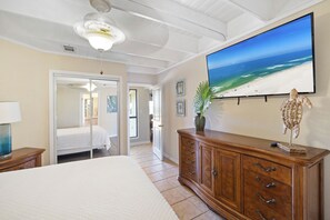 4 bedrooms, iron/ironing board, free WiFi, bed sheets - TikiTime by Liquid Life (Gulf Shores)