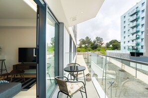 Outdoor dining - Modern Lisbon Balcony AND Pool by Homing (Lisbon)