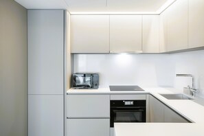 Microwave, dishwasher, coffee/tea maker, cookware/dishes/utensils - Modern Lisbon Balcony AND Pool by Homing (Lisbon)