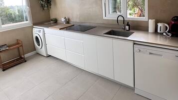 Een koelkast, een magnetron, een oven, een kookplaat