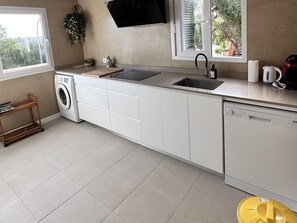 Kjøleskap, mikrobølgeovn, ovn og kokeplater