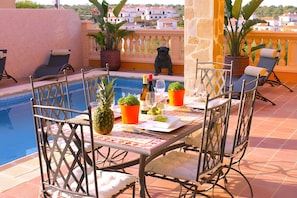 Outdoor dining - Dream Villa with Private Pool in Cala Romántica (S'Estany d'en Mas) (Romàntica)