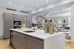 Private kitchen - The Park Lane Suite/Luxury 3Bedroom Sleeps 10 PL3B (London)