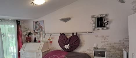 Een strijkplank/strijkijzer, gratis wifi, beddengoed