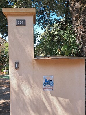 Exterior detail - South Corsica rental Private room for 2 in villa (Cuttoli)