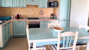 Frigorifero, microonde, forno, pentole/stoviglie/utensili