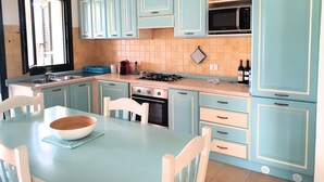 Frigorifero, microonde, forno, pentole/stoviglie/utensili