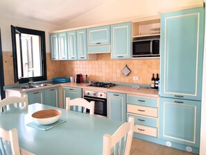 Fridge, microwave, oven, cookware/dishes/utensils - Schönes Reihenhaus, klimatisiert by Interhome (Calasetta)
