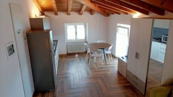 Studio Suite, Lake View | Dining