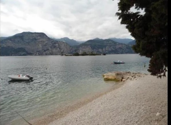 Beach nearby, white sand - Appartamento Pozzo (Brenzone sul Garda)