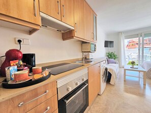 Kühlschrank, Mikrowelle, Ofen, Kochgeschirr/Geschirr/Besteck