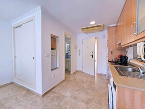 Kühlschrank, Mikrowelle, Ofen, Kochgeschirr/Geschirr/Besteck