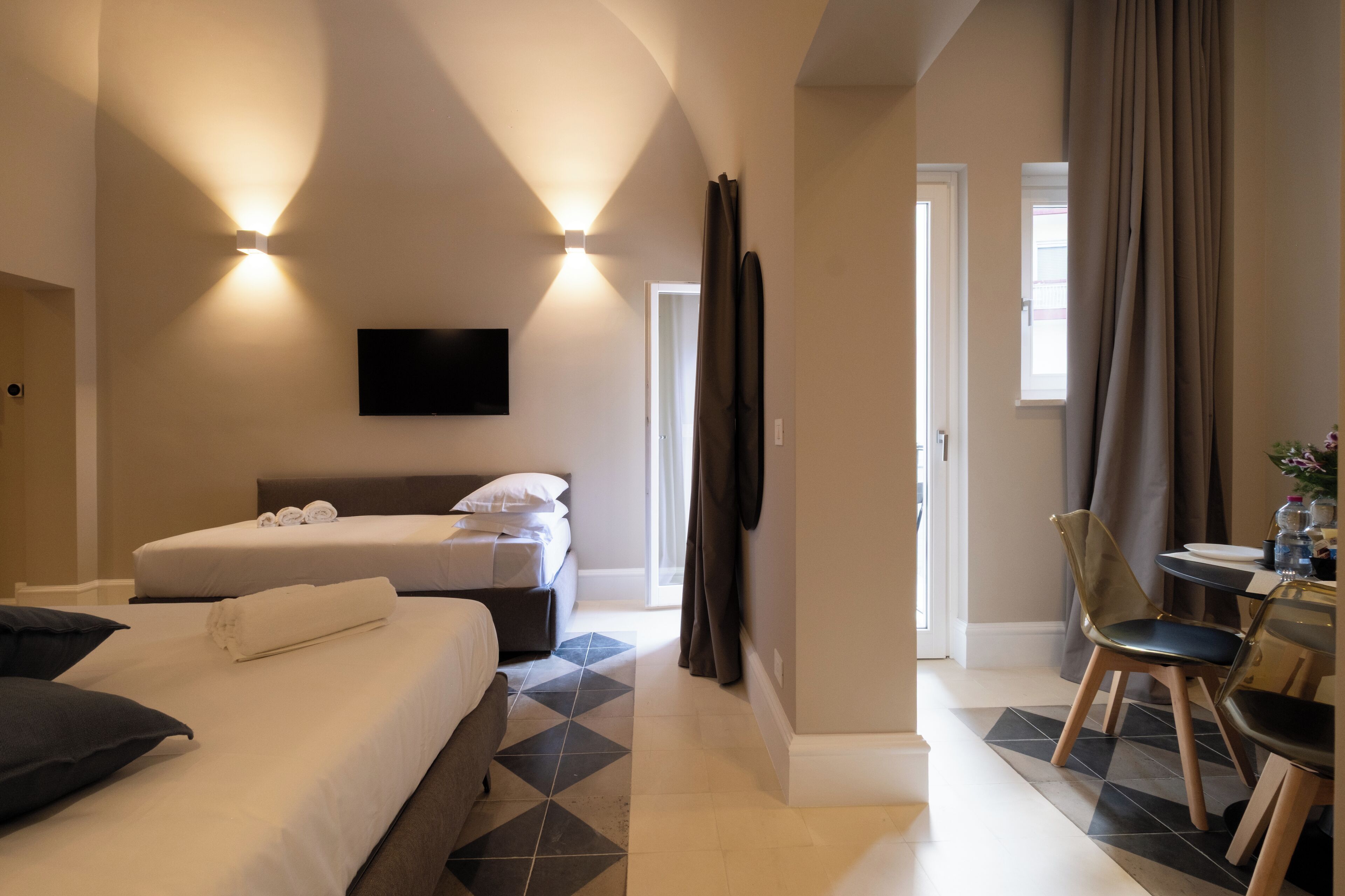 Appartamento Deluxe, vista cortile | Tende oscuranti, insonorizzazione, ferro/asse da stiro, Wi-Fi gratuito