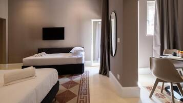 Apartamento luxo, sacada, vista para o pátio | Cortinas blackout, quartos à prova de som, ferros/tábuas de passar roupa