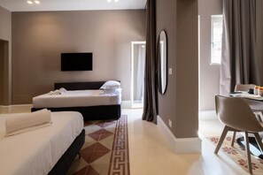 Apartamento luxo, sacada, vista para o pátio | Cortinas blackout, quartos à prova de som, ferros/tábuas de passar roupa