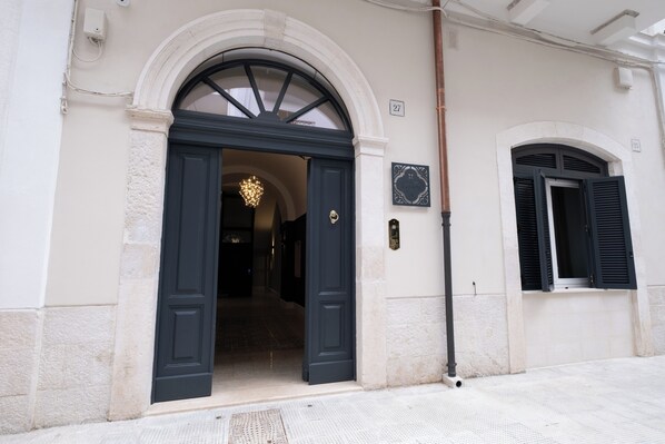 Property entrance - Palazzo Pisani - Bari (Bari)