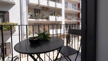 Apartamento superluxo, sacada, vista para a cidade | Opções para refeição ao ar livre