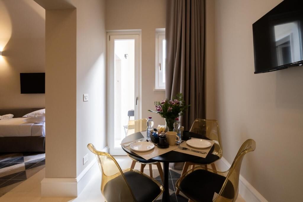 Deluxe Apartment, Courtyard View | Dining