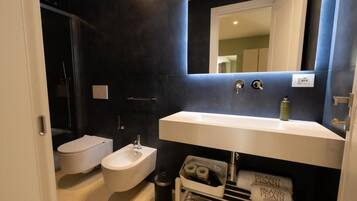 Apartamento superluxo, sacada, vista para o pátio | Banheiro | Chinelos