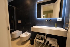 Apartamento superluxo, sacada, vista para o pátio | Banheiro | Chinelos