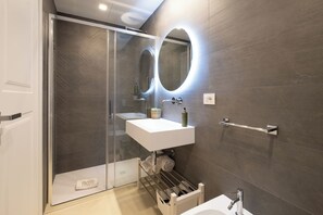 Superior Apartment, Balcony, City View | Bathroom | Slippers - Palazzo Pisani - Bari (Bari)