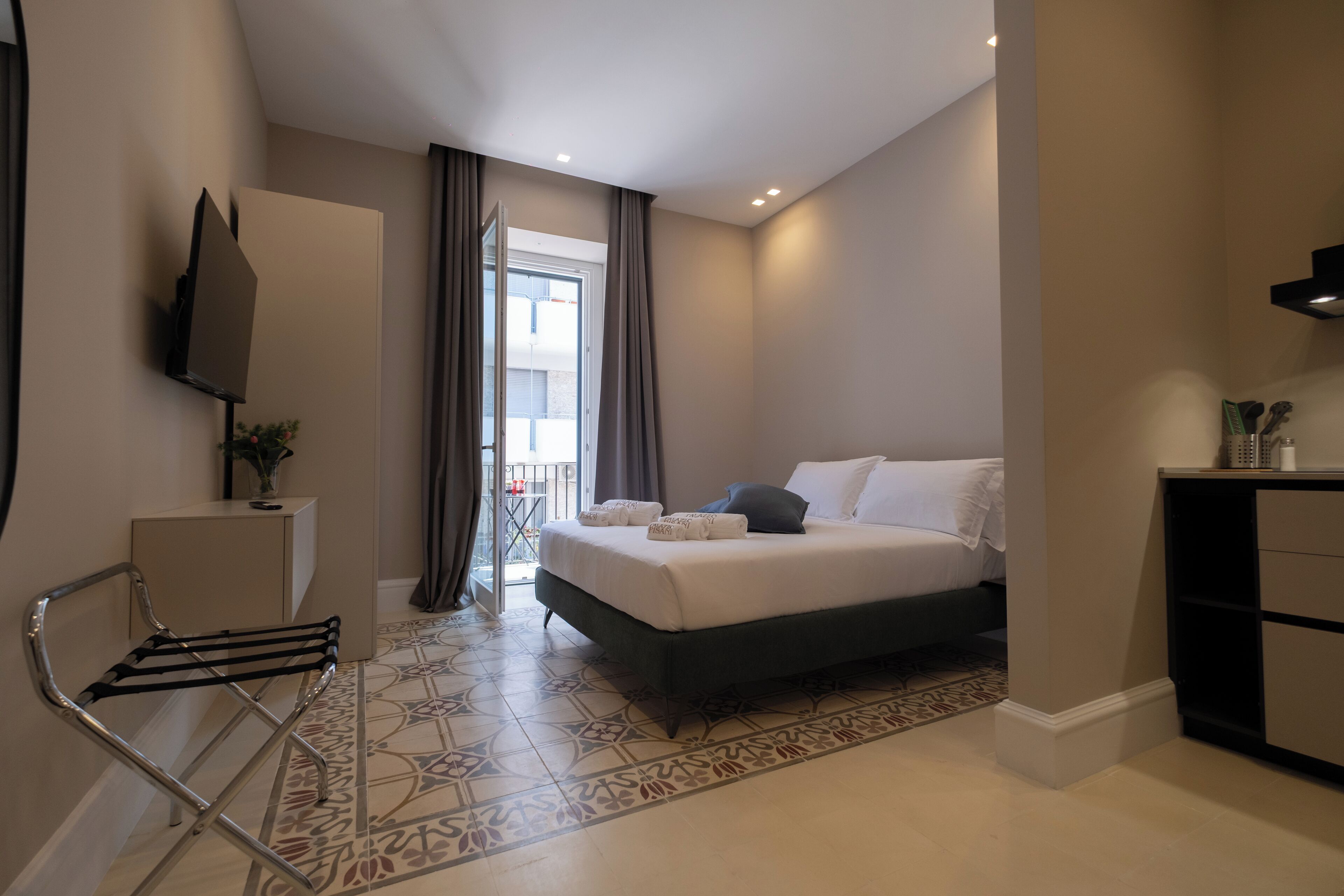 Deluxe Apartment, Balcony, City View | Blackout curtains, soundproofing, iron/ironing board, free WiFi