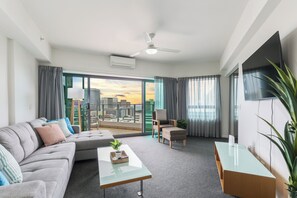 Smart TV - Darwin City Views: 1 Bedroom Apartment, Huge Pool by Tropical BNB (Darwin)