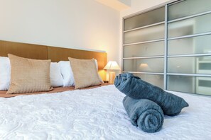 1 bedroom, desk, iron/ironing board, free WiFi - Darwin City Views: 1 Bedroom Apartment, Huge Pool by Tropical BNB (Darwin)