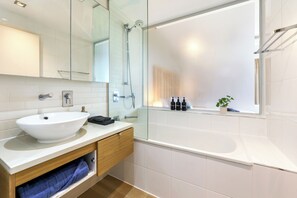 Hair dryer, towels - Waterfront Opal Suite: 1 Bed Apt, Water Views (Darwin)