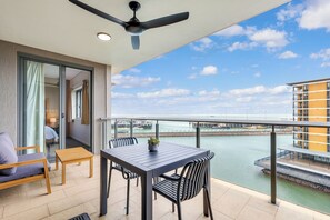 Outdoor dining - Waterfront Opal Suite: 1 Bed Apt, Water Views (Darwin)