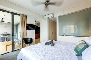 1 bedroom, desk, iron/ironing board, travel cot - Waterfront Opal Suite: 1 Bed Apt, Water Views (Darwin)