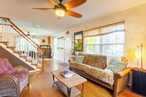 Living area - Colorful Artist’s Haven, 1 Mile to Downtown Mall (Charlottesville)