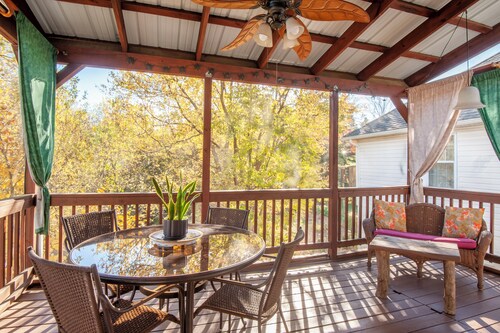 Colorful Artist’s Haven, 1 Mile to Downtown Mall