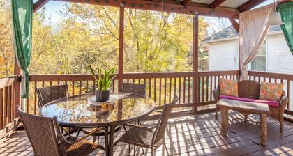 Colorful Artist’s Haven, 1 Mile to Downtown Mall