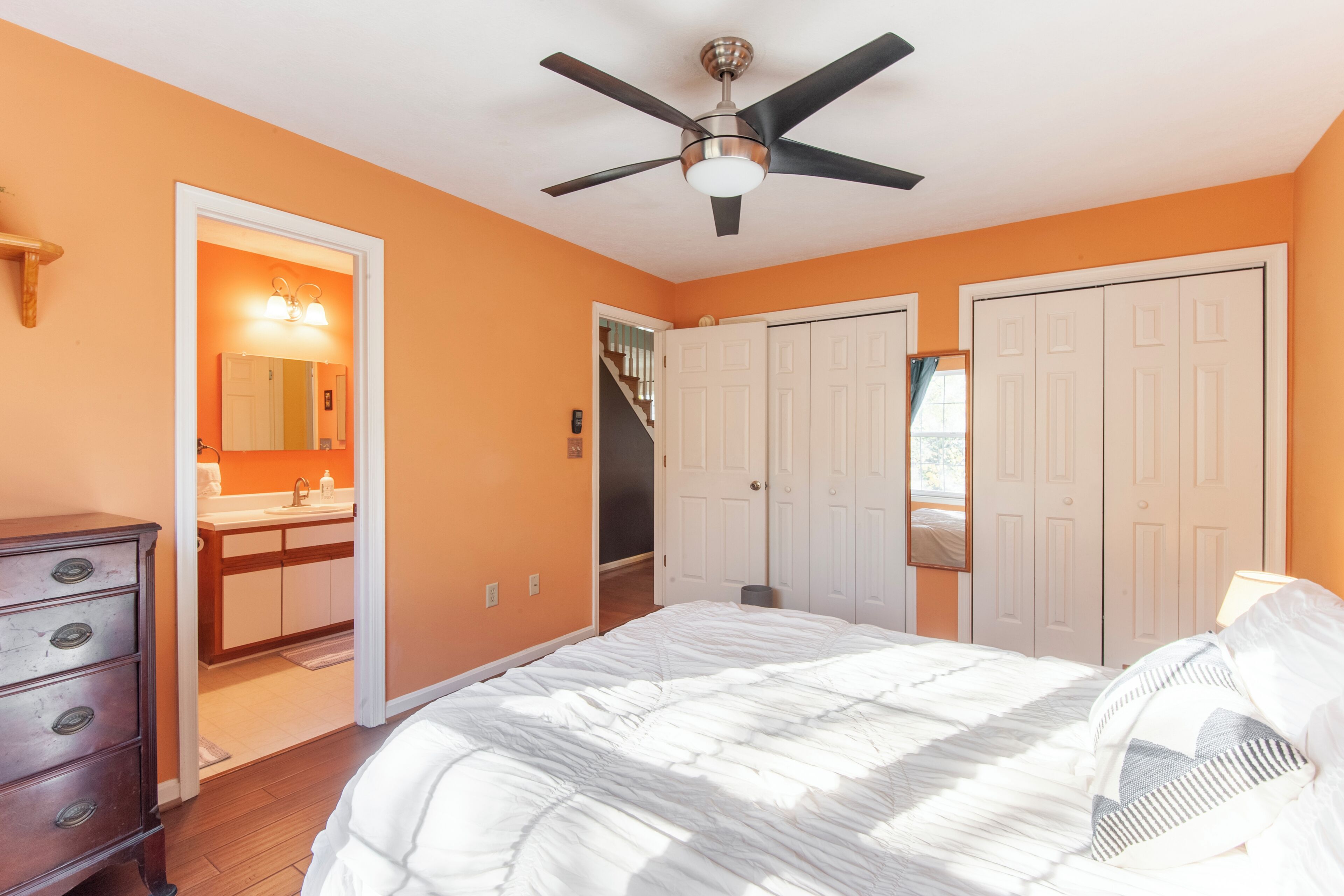 4 bedrooms, iron/ironing board, Internet, bed sheets