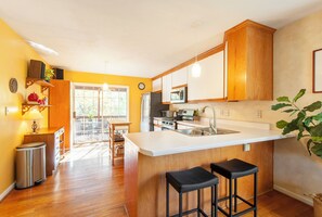 Private kitchen - Colorful Artist’s Haven, 1 Mile to Downtown Mall (Charlottesville)