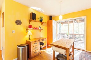 Interior - Colorful Artist’s Haven, 1 Mile to Downtown Mall (Charlottesville)