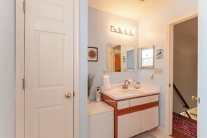 Interior - Colorful Artist’s Haven, 1 Mile to Downtown Mall (Charlottesville)