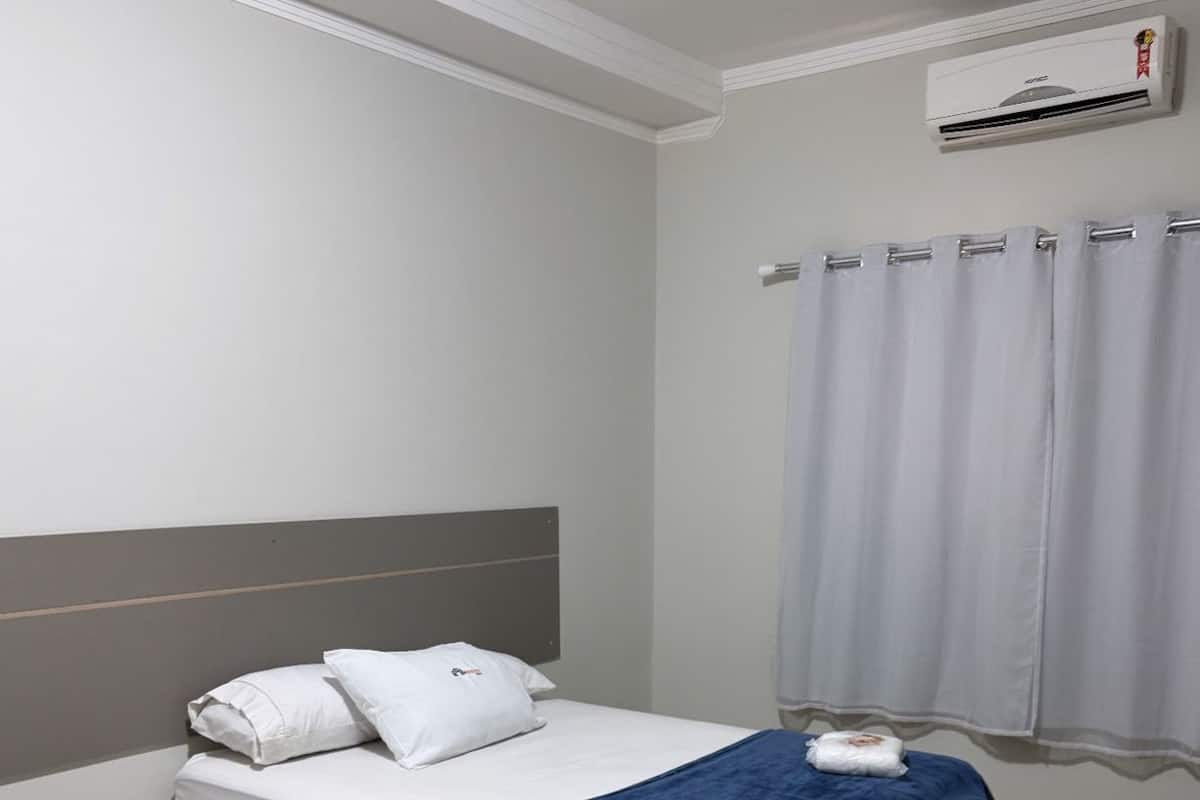 Quarto solteiro | Escrivaninha, espaço de trabalho para notebook, Wi-Fi de cortesia