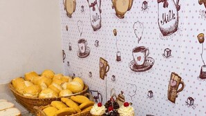 A buffet table with various baked goods and pastries. - NOSSO HOTEL (Três Lagoas)