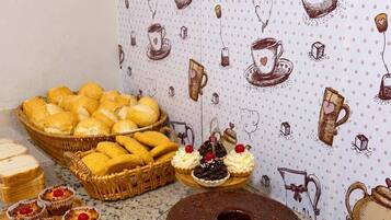 Café da manhã com buffet grátis todos os dias