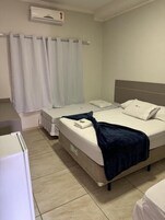 Escritorio, espacio para trabajar con laptop y wifi gratis 