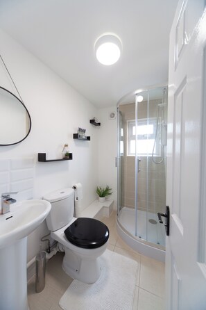 Shower, hair dryer, towels, toilet paper - Pristine 2 bed flat, ideal for groups - sleeps 3 (Morecambe)