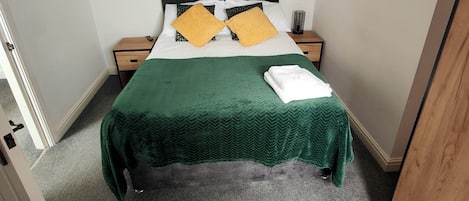 Tabla de planchar con plancha, wifi y ropa de cama