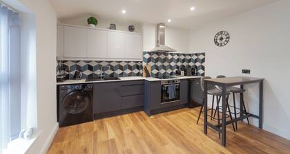 Pristine 2 bed flat, ideal for groups - sleeps 3