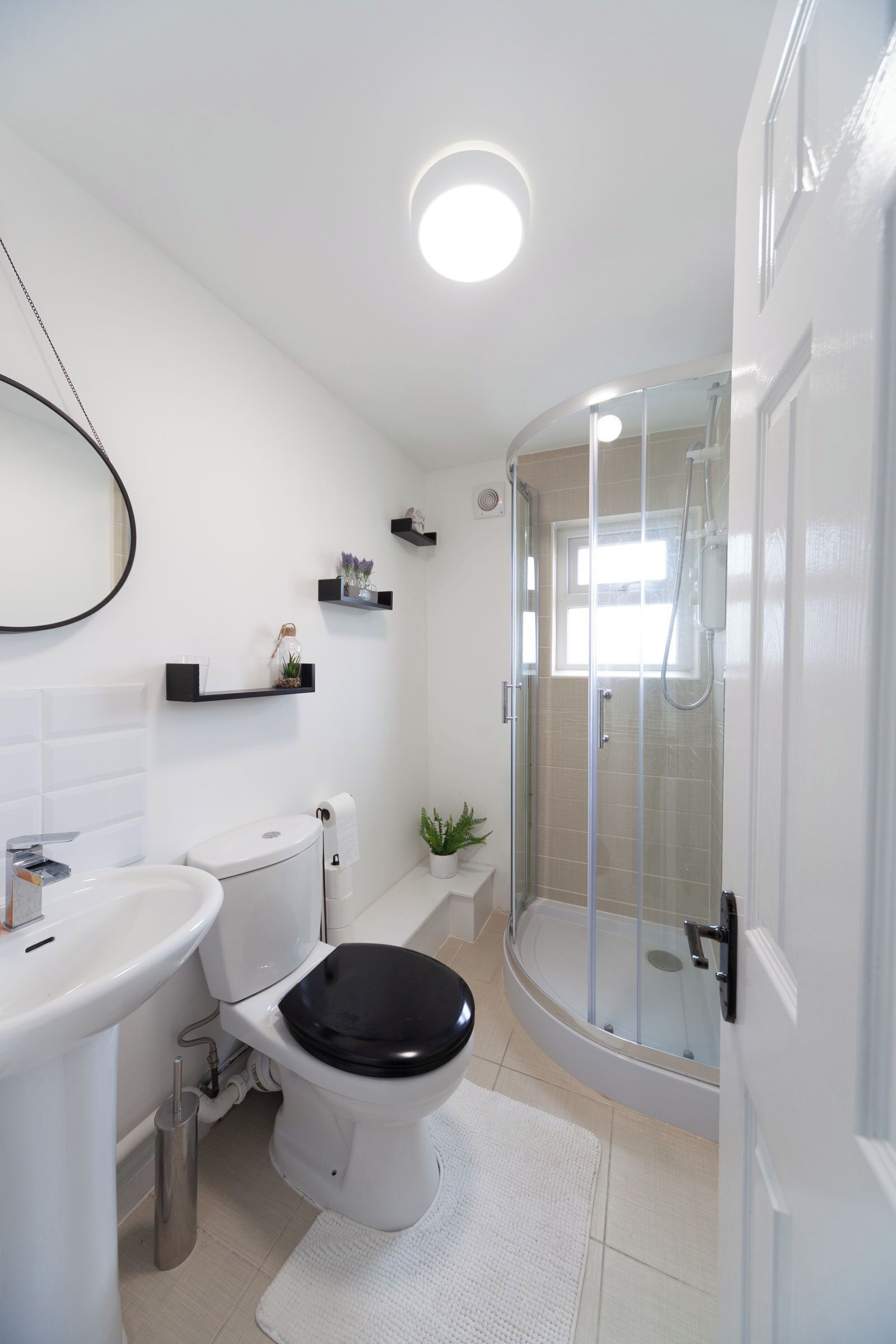 Douche, sèche-cheveux, serviettes fournies, papier toilette