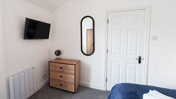 2 bedrooms, iron/ironing board, free WiFi, bed sheets